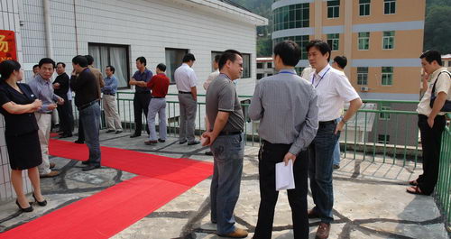 參會人員茶歇期間切磋經(jīng)驗(yàn)