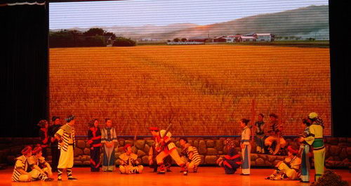 參加廣告經(jīng)營高峰論壇的來賓觀看“竹風(fēng)清.漁鼓情”表演