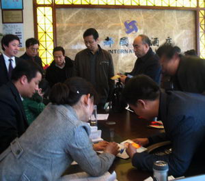 政協(xié)二屆五次會議委員陸續(xù)到達(dá)駐地向大會報到