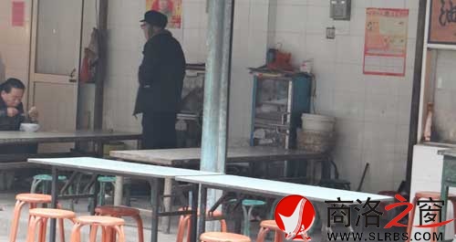 早餐結束后，攤點的餐桌下滿是廢棄的垃圾。