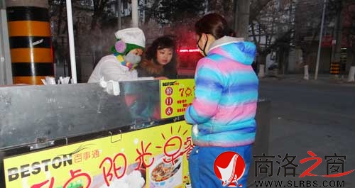 1月10日，天還沒有完全亮，李亞婷就在市區(qū)商中路口招呼前來購買早餐的顧客。