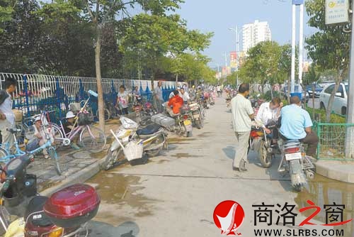整頓前，務(wù)工人員集中在馬路上。
