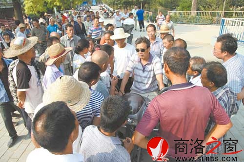 整頓后，務(wù)工人員進(jìn)入市場，雇主也到市場內(nèi)找工人，雙方洽談方便安全。