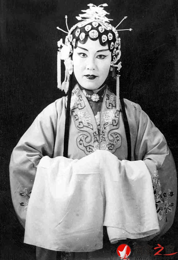 1978 年，敬素貞在二黃《楊門女將》中飾演柴郡主。