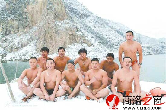 商洛市冬泳愛好者張暉、崔小東、孟丹平、魚鵬等參加冬泳后合影。