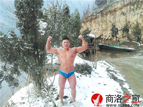 被譽(yù)為商洛冬泳隊形象代言人的張暉，上岸后不忘秀一下肌肉。