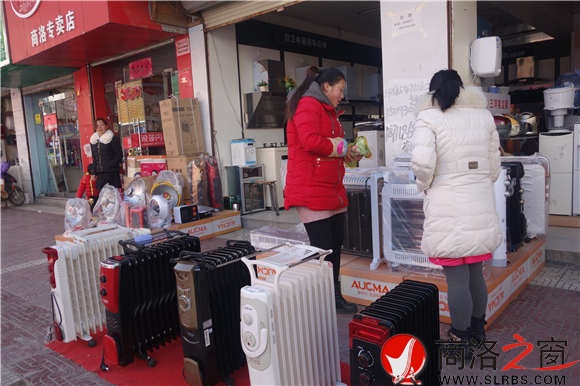 寒冬時(shí)節(jié)，市區(qū)商州商城里賣取暖小家電的商鋪生意興隆，不時(shí)有顧客前來詢問購買。