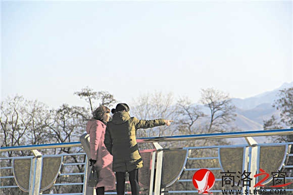 站在環(huán)城北路上，商洛市區(qū)盡收眼底，環(huán)城北路已經(jīng)成為商洛城市的一條觀景路。