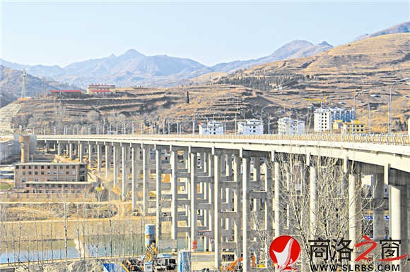 北環(huán)路一號(hào)大橋橫跨丹江，是商洛市區(qū)最大的高架橋，與仙娥湖大壩相映成輝，成為城市一個(gè)新亮點(diǎn)。