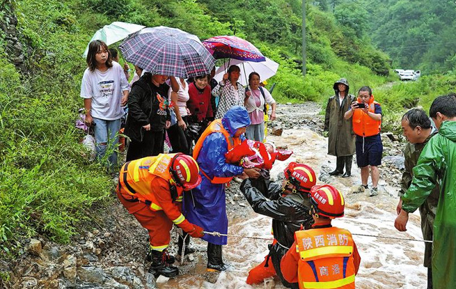 消防救援隊伍急赴災(zāi)區(qū)轉(zhuǎn)移群眾
