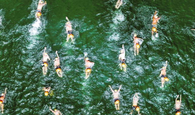 千名“泳”士聚丹江 劈波斬浪爭(zhēng)上游