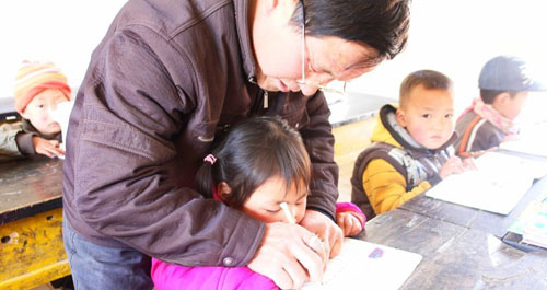 趙新正手把手教孩子寫(xiě)字