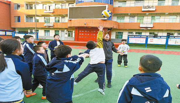 秦嶺腳下排球燃！商州學(xué)子以運(yùn)動(dòng)之名向世界遞出商洛名片