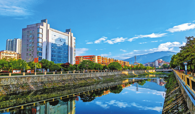 開(kāi)拓創(chuàng)新啟華章    “五美商南”繪畫(huà)卷