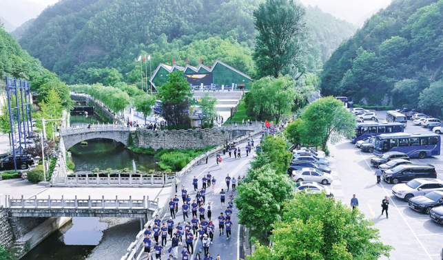 揚(yáng)帆破浪勇向前