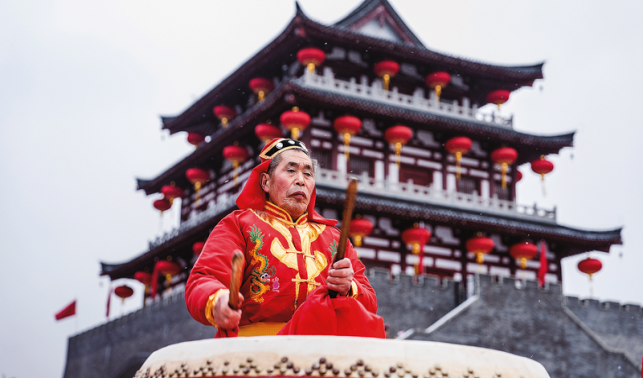 百年紫荊鼓 鏗鏘迎春來(lái)