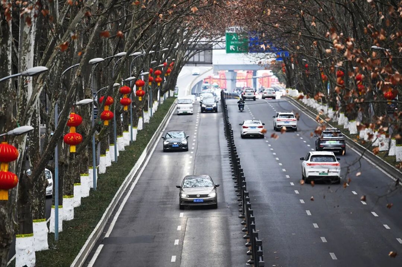 2月9日，寶山南路上已掛上喜氣洋洋的大紅燈籠，節(jié)日氛圍濃厚。