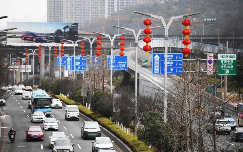 2月9日，花冠路燈桿上懸掛的大紅燈籠格外醒目。