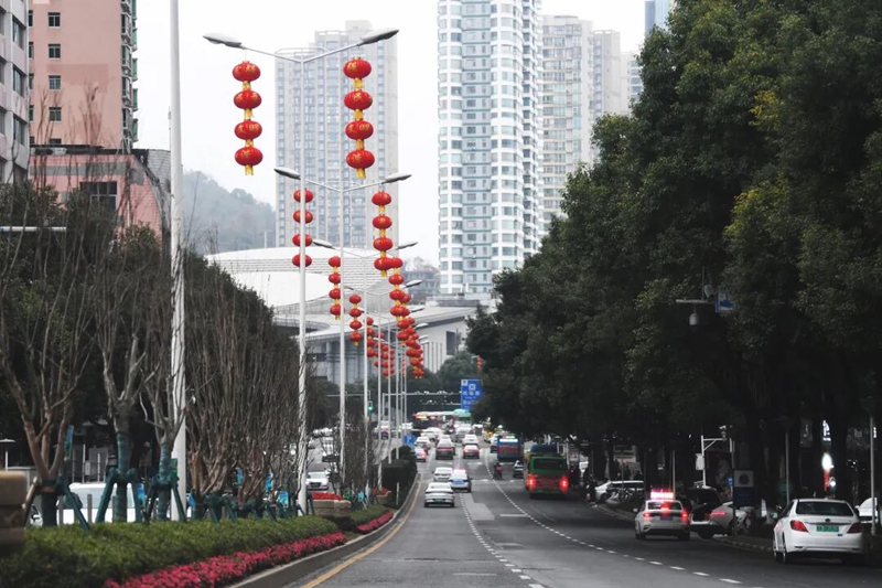 2月9日，新華路燈桿上懸掛的大紅燈籠格外醒目。