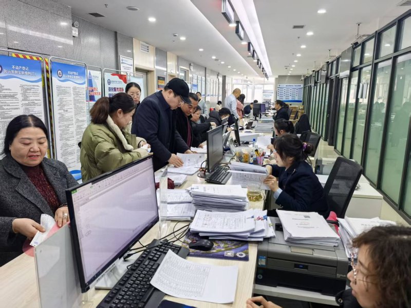 春節(jié)服務(wù)不打烊 暖心發(fā)證迎新年