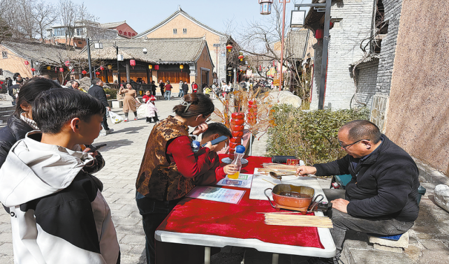 非遺糖畫“甜蜜”出攤，棣花景區(qū)年味正濃