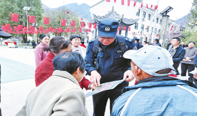 小事暖警心 大愛(ài)護(hù)民安