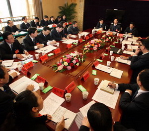 各代表團(tuán)、討論組，認(rèn)真討論二屆市委和市紀(jì)委工作報(bào)告