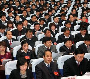 人大代表、政協(xié)委員認(rèn)真聽取市人大常委會(huì)工作報(bào)告和兩院工作報(bào)告