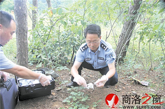 孫紀(jì)和在案發(fā)現(xiàn)場(chǎng)勘察