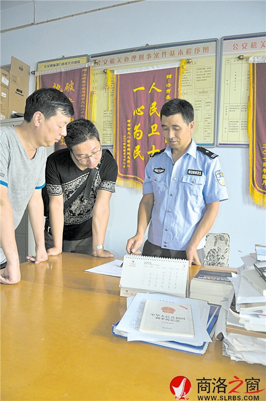 研究分析案情，是何泓（右一）日常偵破案件的重要環(huán)節(jié)。