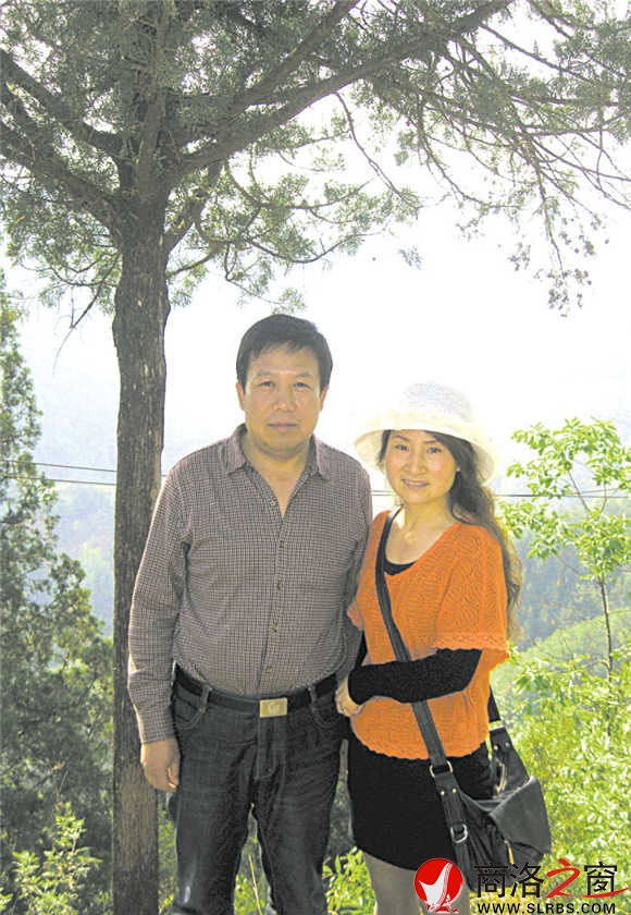 陳慶如和妻子陳桂芳登山合影