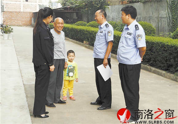 魏書(shū)江（右二）在小區(qū)做民情調(diào)查