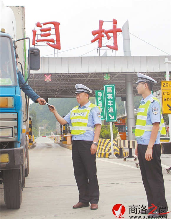 龍軍對(duì)過(guò)往車(chē)輛進(jìn)行檢查