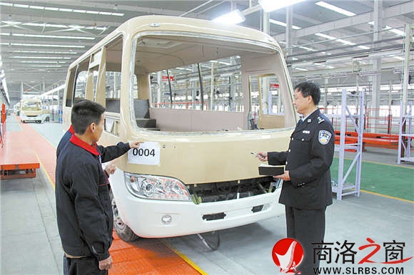 入冬以來，安建明多次深入園區(qū)企業(yè)進(jìn)行安全檢查，確保企業(yè)生產(chǎn)安全。