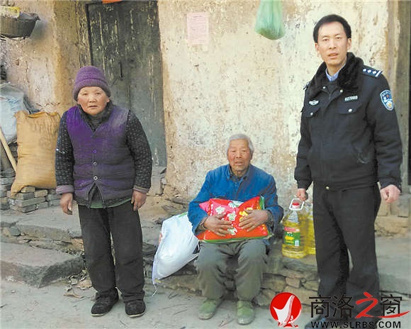 困難群眾是彭江濤的&ldquo;親人&rdquo;，逢年過(guò)節(jié)彭江濤總要上門慰問(wèn)并給他們送些生活必需品。