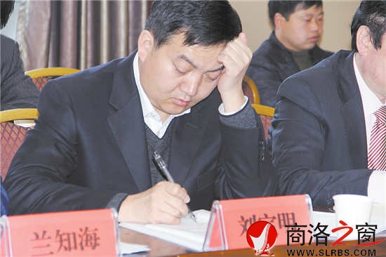 代表認(rèn)真研讀政府工作報(bào)告，反復(fù)推敲發(fā)言稿。        （記者 李 亮 攝）