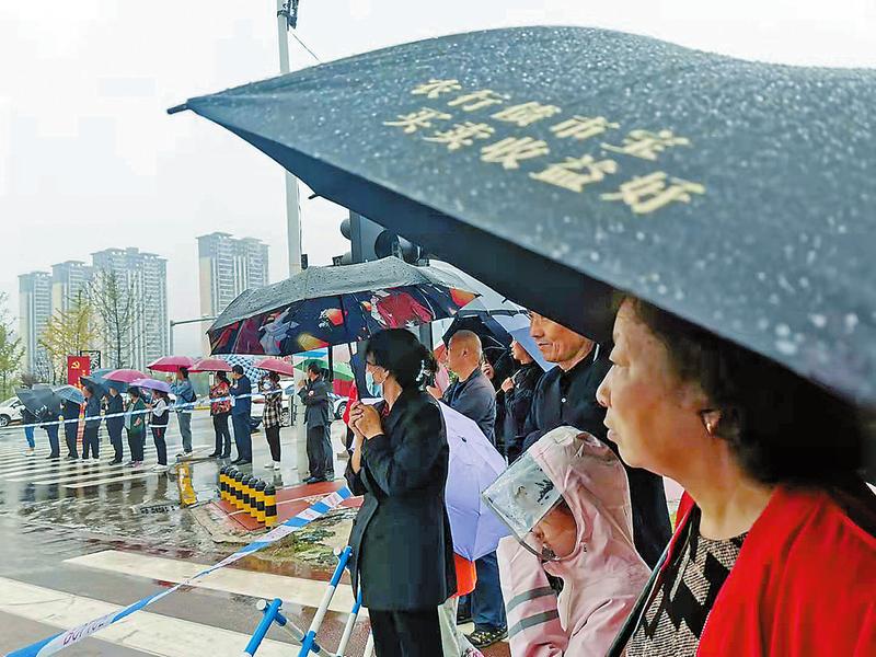 雨中觀賽 熱情不減