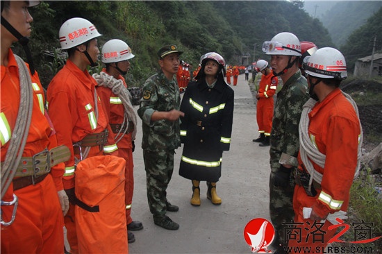 夜幕降臨，參與救援的武警戰(zhàn)士仍在接受任務。
