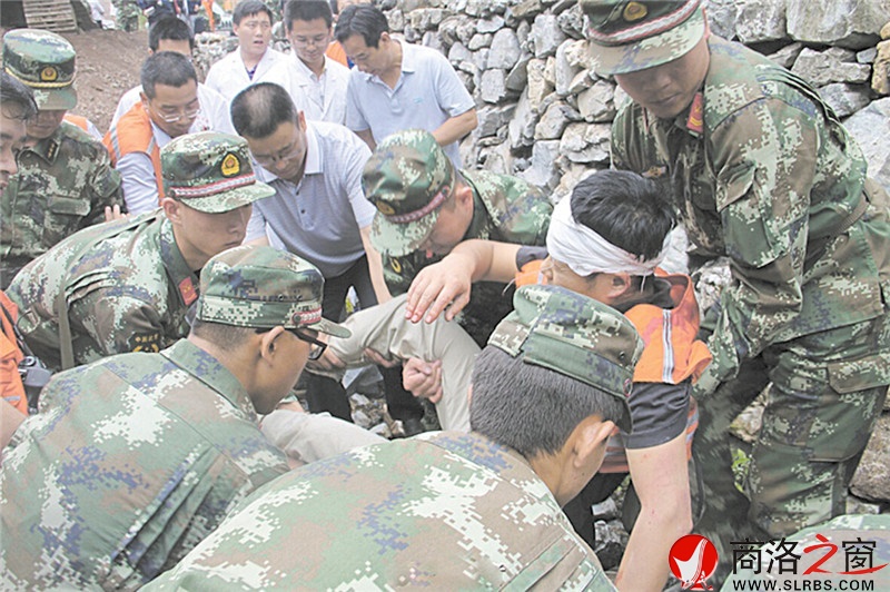災(zāi)后不到10小時(shí)，14名職工和村民獲救。(武警資料)
