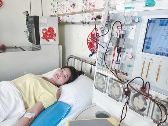 第一天的采集經(jīng)歷了3個(gè)多小時(shí)，我的血就在血液分離機(jī)里不停的循環(huán)。