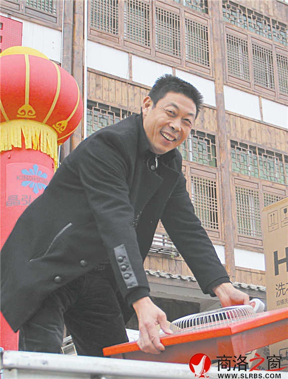美麗鄉(xiāng)村建設(shè)以來，李棟梁的家電生意好了很多。采訪當(dāng)天，他就賣出去十幾件貨。