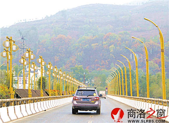 用竹燈、竹子、竹欄、花卉等裝點(diǎn)的丹江景觀橋，也是竹林關(guān)的迎賓通道。