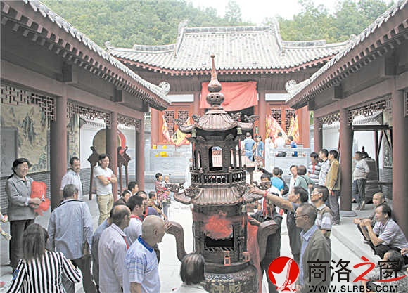 游人如織的財神廟