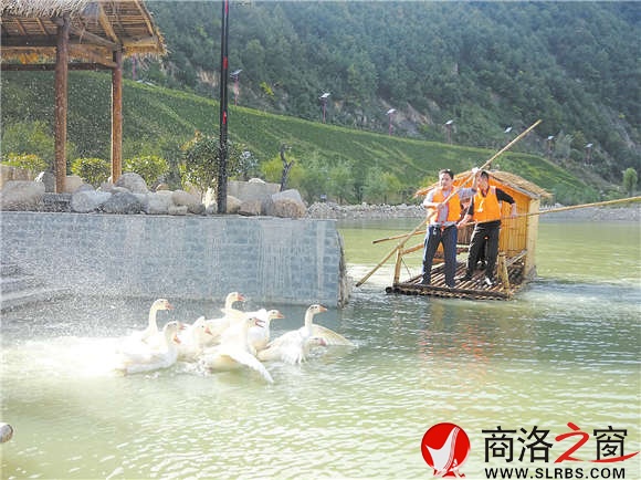 泛舟后灣湖，別有一番感覺。