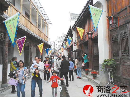 云鎮(zhèn)老街改造升級后，游客紛至沓來，成為鎮(zhèn)安一個新的旅游熱點。