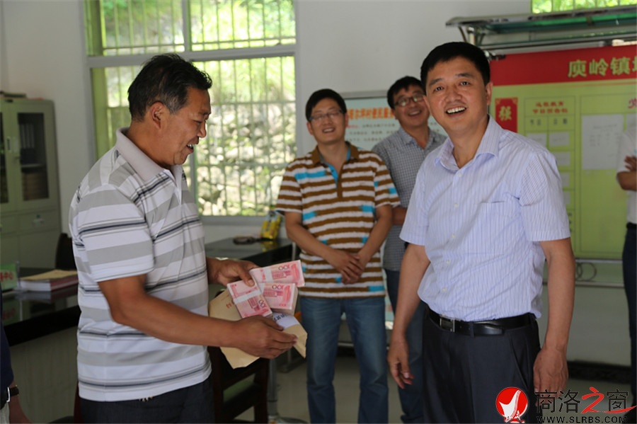 商洛市教育黨員干部深入包村扶貧點(diǎn)共議致富項(xiàng)目和計(jì)劃