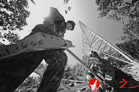 陜西送變電工程公司的施工人員在330千伏渭南豐塬變&mdash;商洛張村變輸電線路工程現(xiàn)場組裝塔材。任長征攝