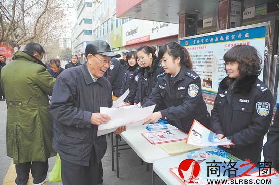 每年1月10日110宣傳日，110指揮中心的民警都會(huì)走上街頭進(jìn)行法律宣傳。