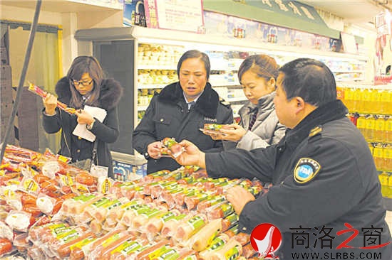 市食品藥品監(jiān)督管理局副局長、市食品藥品監(jiān)察支隊隊長趙宏俠帶隊在超市檢查食品安全。