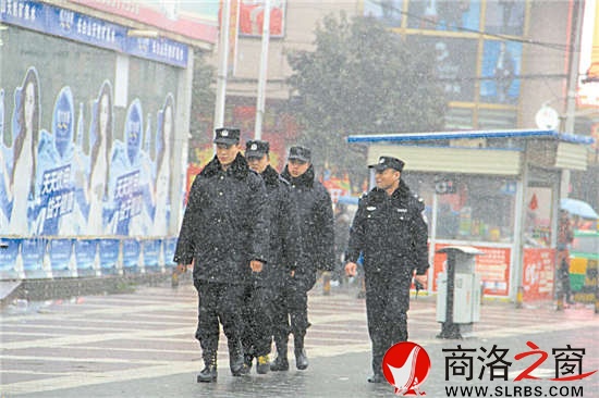 1月27日，雪花鋪天蓋地，葉宏仍帶領(lǐng)同事不畏嚴(yán)寒在車站一帶巡邏。